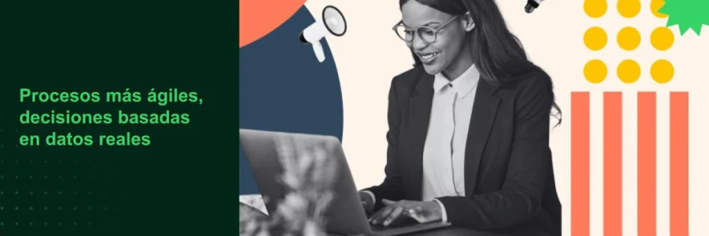 Mujer en un laptop con traje de ejecitiva sonriendo frente a la pantalla